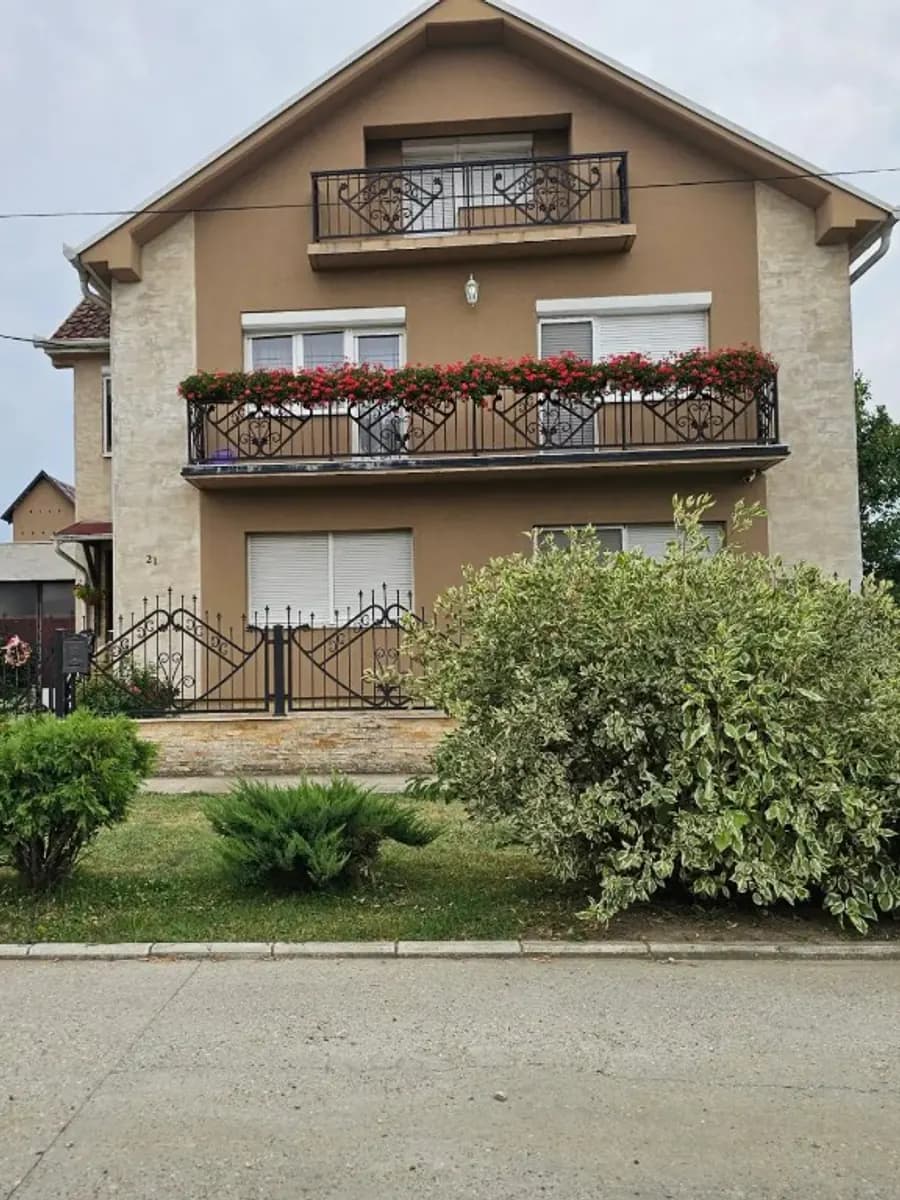 Izgrađena moderna porodična kuća sa uređenom fasadom, kamenim detaljima i balkonima — SB GRADNJA, Sremska Mitrovica