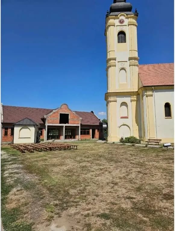 Izgradnja Svetosavskog doma u Laćarku pored tornja pravoslavne crkve — SB GRADNJA, građevinska firma Sremska Mitrovica