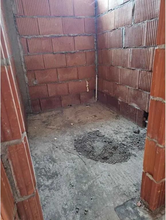 Mokri čvor sa razvedenim vodovodnim instalacijama pre keramičarskih radova — Svetosavski dom Laćarak, SB GRADNJA