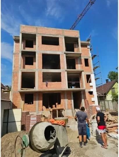 Izgradnja stambene zgrade u fazi konstrukcije i grubih radova — armirano-betonski okvir i zidanje, SB GRADNJA