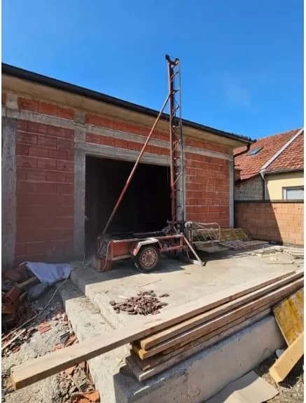 Krovna dizalica za podizanje crepa na gradilištu — SB GRADNJA, izrada krova